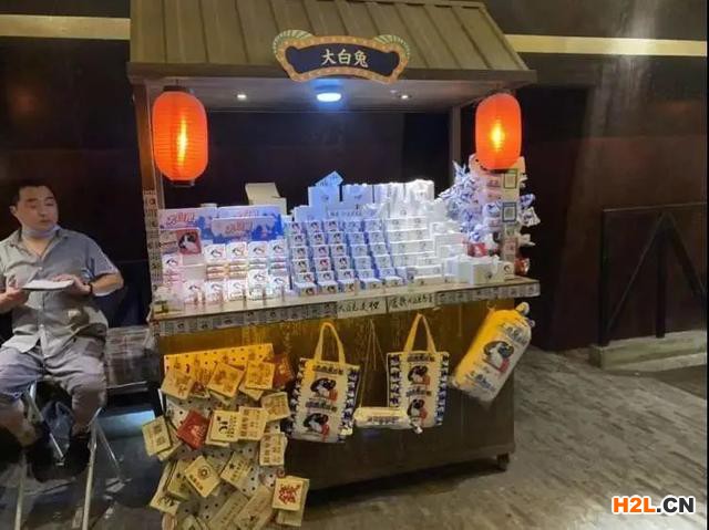“大白兔”還是“人白免”？小心買到山寨版大白兔唇膏！